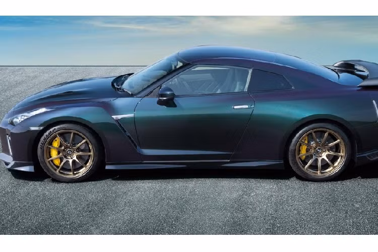 Theo hãng Nissan, chỉ có đúng 100 chiếc Nissan GT-R T-spec, GT-R Premium Edition T-spec và GT-R Track Edition Engineered by Nismo T-spec xuất xưởng. Hãng sẽ chọn khách hàng bằng hình thức bốc thăm.