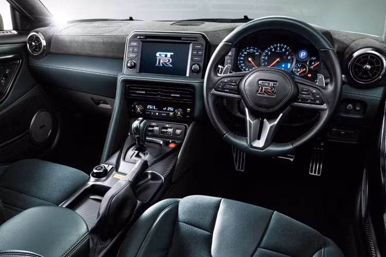 Nissan GT-R T-spec 2022 chỉ có 2 tùy chọn màu sơn là xanh ánh tím Midnight Purple và xanh ngọc Millennium Jade. Trong đó, xanh Millennium Jade là màu sơn từng được dùng cho xe giới hạn số lượng Nissan Skyline R34 GT-R V-Spec II Nür.