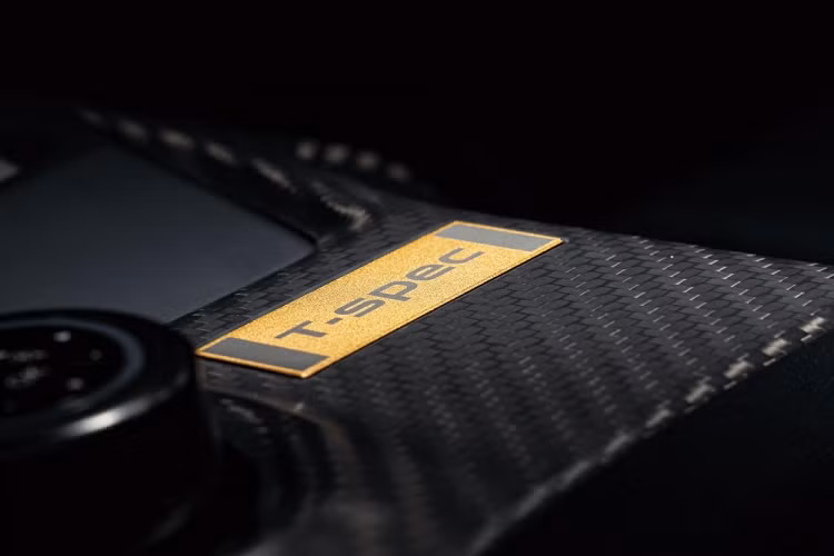 Tại thị trường Nhật Bản, giá xe Nissan GT-R 2022 có mức khởi điểm từ 10.828.400 Yên (2,23 tỷ đồng). Trong khi đó, giá bán của bản Premium Edition T-spec 2022 là từ 15.904.900 Yên (khoảng 3,27 tỷ đồng).