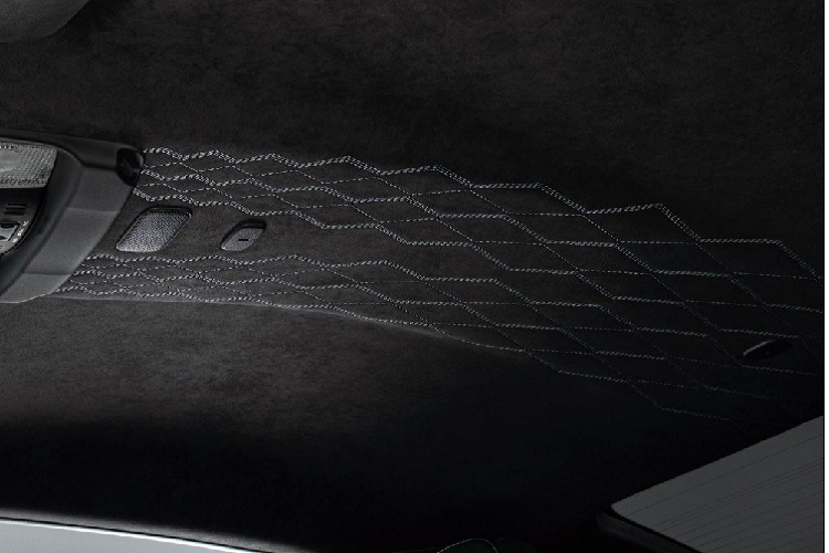 Nội thất của Nissan GT-R T-spec 2022 là sự kết hợp giữa ghế bọc da semi-aniline cao cấp phối da lộn màu xanh lục Mori Green và trần bọc Alcantara khâu quả trám. Trong khi đó, logo "T-spec" xuất hiện khắp nơi bên trong xe như ở cụm điều khiển trung tâm và ốp bậc cửa.