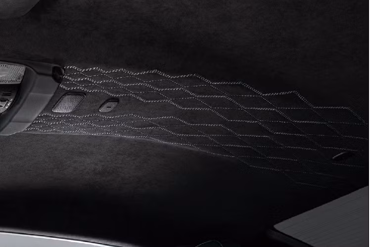 Nội thất của Nissan GT-R T-spec 2022 là sự kết hợp giữa ghế bọc da semi-aniline cao cấp phối da lộn màu xanh lục Mori Green và trần bọc Alcantara khâu quả trám. Trong khi đó, logo "T-spec" xuất hiện khắp nơi bên trong xe như ở cụm điều khiển trung tâm và ốp bậc cửa.