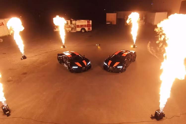 Theo thông báo từ phía hãng xe, Bugatti đã hoàn thành xong các công đoạn sản xuất cuối cùng 8 mẫu siêu xe Chiron Super Sport 300+ đầu tiên vào khoảng cuối tháng 9 vừa qua. Trong đó, 2 chiếc tham gia sự kiện trên cũng là 2 mẫu Bugatti Chiron Super Sport 300+ đầu tiên trên thế giới sắp sửa được bàn giao tới tay khách hàng.