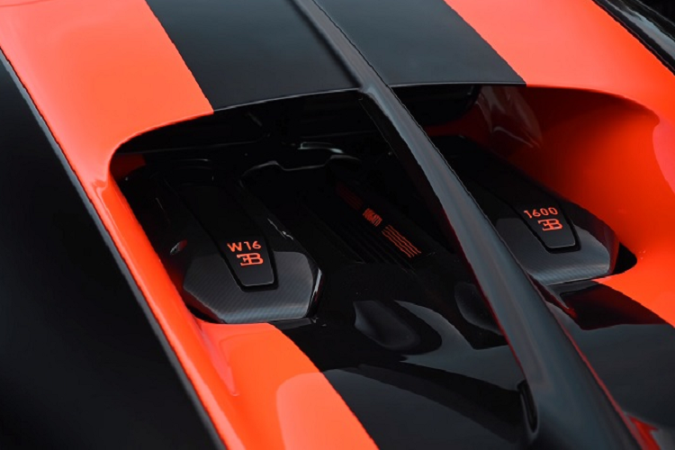 Ngoài ra, Bugatti cũng thực hiện một số sửa đổi đặc biệt cho Chiron Super Sport 300+ như cản mới, khe gió mở rộng, vòm bánh trước mới, la-zăng "hàng thửa", thanh trượt phía sau dài hơn, nắp động cơ đặt làm riêng và cặp ống xả kép đặt dọc,...