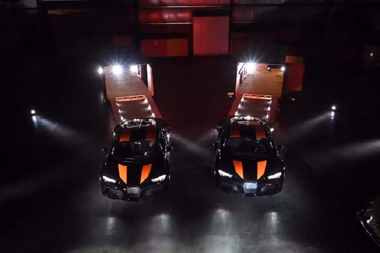 Bugatti Chiron Super Sport 300+ sẽ chỉ được sản xuất giới hạn 30 chiếc trên toàn thế giới, mỗi chiếc đều được chế tạo hoàn toàn thủ công từ sợi carbon với các đường sọc màu cam trên nắp capo và nóc xe. Đây cũng được coi là một trong số những chi tiết trực quan giúp phân biệt Super Sport 300+ với các biến thể khác của Chiron.