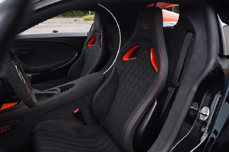 “Trái tim” của Chiron Super Sport 300+ là khối động cơ quad-turbo W16 8.0L đã được tinh chỉnh, cho ra công suất tối đa 1.578 mã lực. Mặc dù có khả năng đạt vận tốc tối đa là 490 km/h nhưng tất cả những chiếc Super Sport 300+ khi đến tay khách hàng đều được trang bị bộ giới hạn tốc độ ở mức 442 km/h. Giá xe Bugatti Chiron Super Sport 300+ là 3,9 triệu USD (khoảng 89 tỷ đồng) nhưng hầu hết khách hàng đều phải chi đến 120 tỷ đồng mới có thể sở hữu mẫu hypercar này.