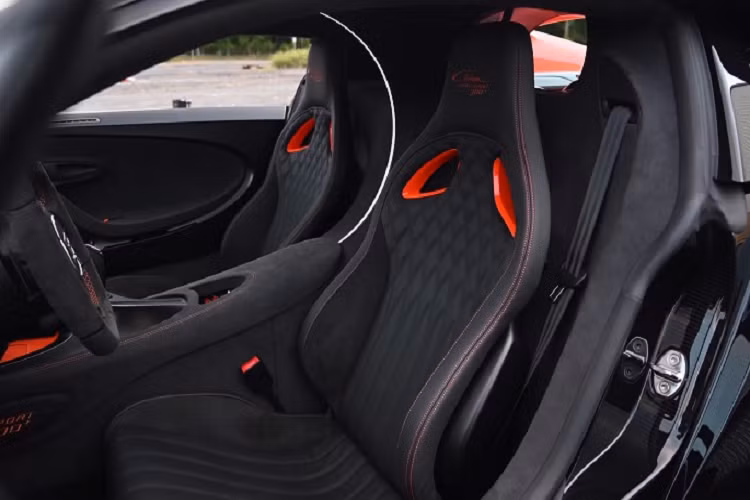 “Trái tim” của Chiron Super Sport 300+ là khối động cơ quad-turbo W16 8.0L đã được tinh chỉnh, cho ra công suất tối đa 1.578 mã lực. Mặc dù có khả năng đạt vận tốc tối đa là 490 km/h nhưng tất cả những chiếc Super Sport 300+ khi đến tay khách hàng đều được trang bị bộ giới hạn tốc độ ở mức 442 km/h. Giá xe Bugatti Chiron Super Sport 300+ là 3,9 triệu USD (khoảng 89 tỷ đồng) nhưng hầu hết khách hàng đều phải chi đến 120 tỷ đồng mới có thể sở hữu mẫu hypercar này.