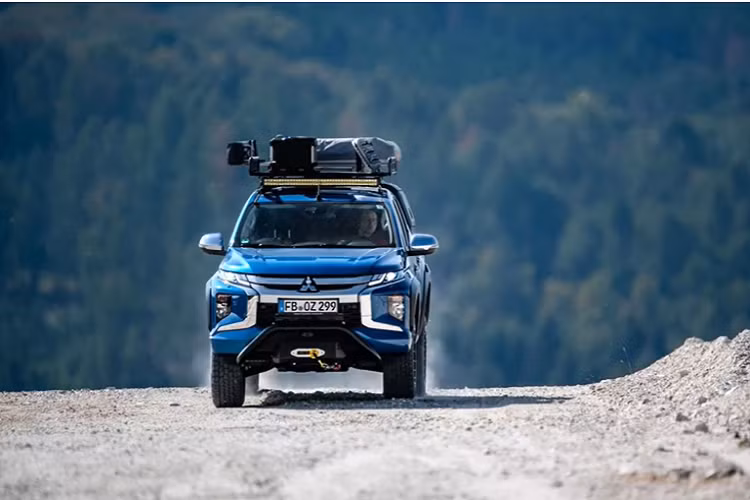 Mitsubishi nói rằng các bên tường của lều vẫn có thể giữ an toàn ngay cả trong sức gió lên đến 113 km/h.