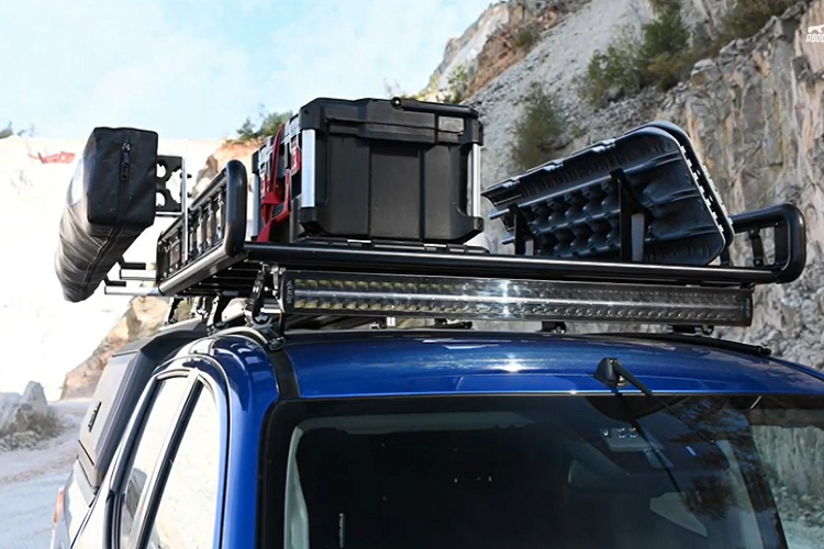 Lều được làm từ chất liệu không thấm nước và chỉ nặng 27 kg khi xì hơi hoàn toàn. Bên cạnh đó, kết cấu gắn với giá nóc của chiếc L200 chỉ cao 7 inch (khoảng 17,5 cm).