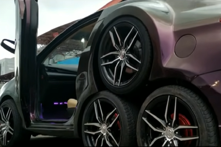 Nhìn chung, đây thực sự là một chiếc Toyota Vios đặc biệt khác lạ, và cho thấy mức độ sáng tạo vô biên của người độ, cho dù kết quả cuối cùng chưa chắc đã thuyết phục được tất cả mọi người. Dường như mọi chi tiết trên chiếc xe này đều được thay đổi và điều chỉnh lại với mục tiêu làm ra một thứ gì đó thật khác biệt bất chấp quan điểm thực tiễn.