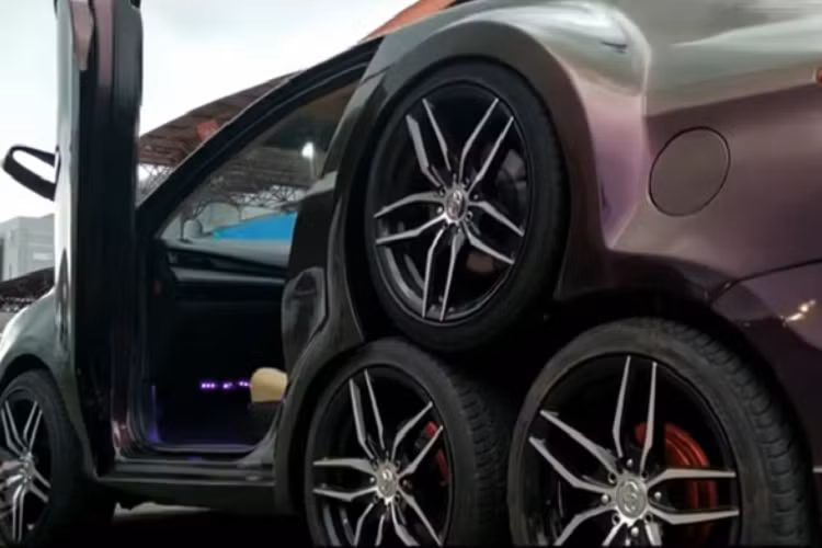 Nhìn chung, đây thực sự là một chiếc Toyota Vios đặc biệt khác lạ, và cho thấy mức độ sáng tạo vô biên của người độ, cho dù kết quả cuối cùng chưa chắc đã thuyết phục được tất cả mọi người. Dường như mọi chi tiết trên chiếc xe này đều được thay đổi và điều chỉnh lại với mục tiêu làm ra một thứ gì đó thật khác biệt bất chấp quan điểm thực tiễn.