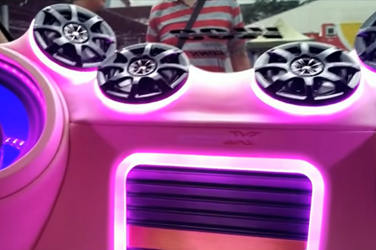 Nhằm tạo thêm sự thu hút, người chế tạo còn mang trên mình lớp sơn tím đẹp mắt. Ngoài ra, nội thất xe cũng được độ lại cho phù hợp với vẻ ngoài, và hoàn thiện với một hệ thống âm thanh đã tai có đèn nền và LED đồng màu.