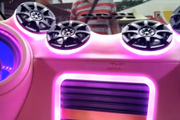 Nhằm tạo thêm sự thu hút, người chế tạo còn mang trên mình lớp sơn tím đẹp mắt. Ngoài ra, nội thất xe cũng được độ lại cho phù hợp với vẻ ngoài, và hoàn thiện với một hệ thống âm thanh đã tai có đèn nền và LED đồng màu.