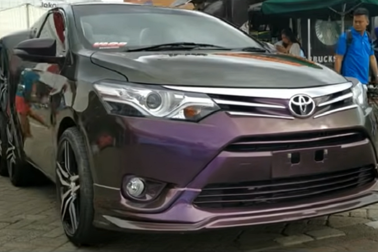 Để có thể lắp được tới 6 bánh xe ở phía sau, thân vỏ của chiếc Toyota Vios đã được thay đổi đáng kẻ. Cụ thể, cánh cửa và ghế ngồi phía sau đã được loại bỏ để nhường không gian cho các bánh xe bổ sung. Sự thay đổi này khiến tổng thể chiếc xe giờ đây trông vừa tức cười lại vừa hợp lý.