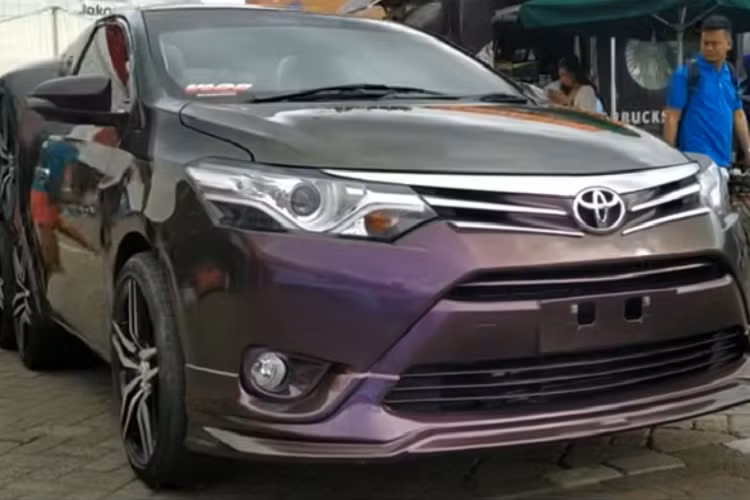 Để có thể lắp được tới 6 bánh xe ở phía sau, thân vỏ của chiếc Toyota Vios đã được thay đổi đáng kẻ. Cụ thể, cánh cửa và ghế ngồi phía sau đã được loại bỏ để nhường không gian cho các bánh xe bổ sung. Sự thay đổi này khiến tổng thể chiếc xe giờ đây trông vừa tức cười lại vừa hợp lý.