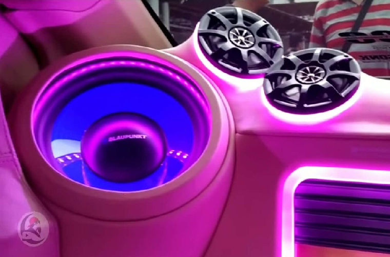 Dựa trên một chiếc sedan Toyota Vios dẫn động cầu trước, nó được lắp đặt thêm 2 cặp bánh xe phía sau. Trong đó, một cặp có tiếp xúc mặt đất như bạn thấy ở một chiếc xe 6 bánh. Tuy nhiên, cặp bánh còn lại thì được lắp ở vị trí cao hơn, và không có tác dụng gì ngoài việc trông cho ngầu