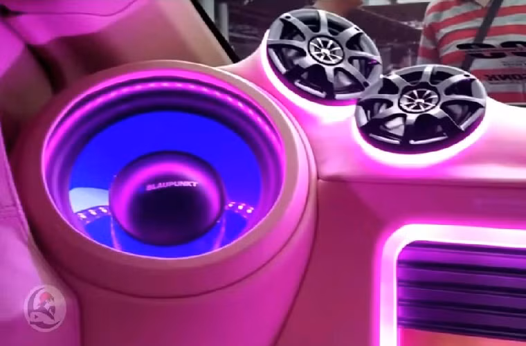 Dựa trên một chiếc sedan Toyota Vios dẫn động cầu trước, nó được lắp đặt thêm 2 cặp bánh xe phía sau. Trong đó, một cặp có tiếp xúc mặt đất như bạn thấy ở một chiếc xe 6 bánh. Tuy nhiên, cặp bánh còn lại thì được lắp ở vị trí cao hơn, và không có tác dụng gì ngoài việc trông cho ngầu