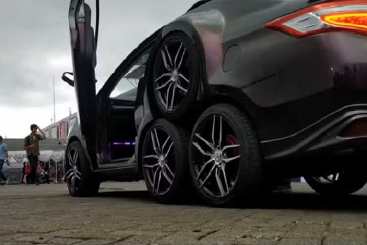 Trong khi mọi bánh xe bổ sung đều có trang bị đầy đủ đĩa phanh, chúng không có tác dụng tăng cường lực hãm mà chỉ là để bánh xe được bắt vít vào ổ trục tiêu chuẩn mà không cần điều chỉnh gì.