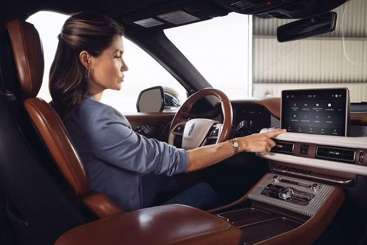 Tất nhiên, Lincoln Aviator Shinola Concept cũng sở hữu đủ các tiện nghi thông thường như cụm đồng hồ kỹ thuật số cỡ lớn, hệ thống thông tin giải trí 10,1 inch, dàn âm thanh 28 loa Revel Ultima 3D Audio System, hàng ghế trước chỉnh điện 30 hướng tích hợp massage...