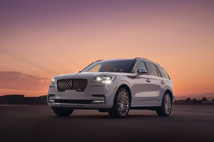 Thoạt nhìn, vẻ ngoài của Lincoln Aviator Shinola hạng sang không quá đặc biệt nhưng Lincoln cho biết, hãng đã dùng màu sơn trắng xanh lấy cảm hứng từ mặt số đồng hồ khảm xà cừ của Shinola để phủ lên những tấm thân xe của Aviator Shinola. Tạo điểm nhấn cho ngoại thất là các chi tiết bằng đồng giống như trên xe đạp Runwell.