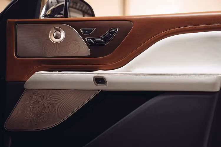 Lincoln Aviator bản thương mại cũng có sẵn với tùy chọn động cơ plug-in hybrid, gồm máy xăng tăng áp kép V6, động cơ điện và bộ pin 13,6 kWh, cho tổng công suất 494 mã lực và mô-men xoắn 854 Nm. Aviator Hybrid có thể chạy tối đa 34 km ở chế độ thuần điện.