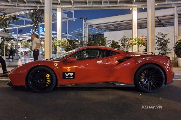 Đến nay giá xe Ferrari 488 GTB nhập khẩu tư nhân tại Việt Nam vẫn chưa được tiết lộ. Tuy nhiên, ở thời điểm về nước, giá bán của Ferrari 488 GTB tại Thái Lan là 14,8 tỷ đồng, trong khi đó ở Singapore là 16 tỷ đồng, đắt gần gấp 3 lần giá của xe tại thị trường Mỹ. Bên cạnh đó, chiếc 488 GTB trong bài còn được độ gói Novitec Rosso thì có lẽ giá sẽ cao hơn đáng kể so với giá xe tại Singapore.