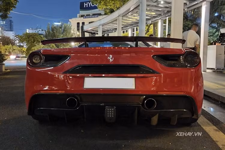 Chiếc Ferrari 488 GTB tại Việt Nam này sở hữu nước sơn màu đỏ nổi bật cùng gói độ Novitec Rosso giúp siêu xe càng trở nên hấp dẫn hơn. Gói nâng cấp này bao gồm các chi tiết sợi carbon ở cản dưới phía trước, ốp sườn xe và trang trí trên cản sau.