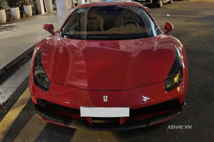 Chưa hết, Ferrari 488 GTB độ Novitec Rosso còn được bổ sung cánh gió khí động học mới và hiệu chỉnh công suất xe.