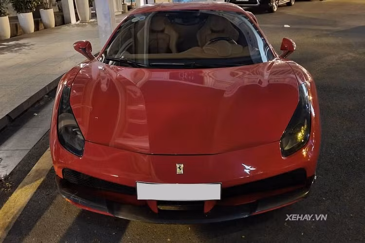 Chưa hết, Ferrari 488 GTB độ Novitec Rosso còn được bổ sung cánh gió khí động học mới và hiệu chỉnh công suất xe.