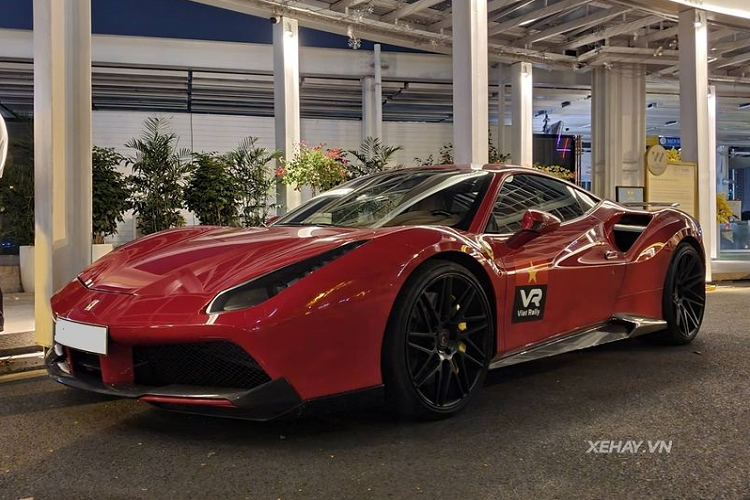 Về ngoại thất, 488 GTB gây ấn tượng với cụm đèn pha LED với dải đèn LED trước kéo dài và sắc sảo, cùng cản trước 3 khoang riêng biệt có thiết kế theo hình hộp vuông vức tương tự siêu phẩm triệu đô Ferrari LaFerrari.