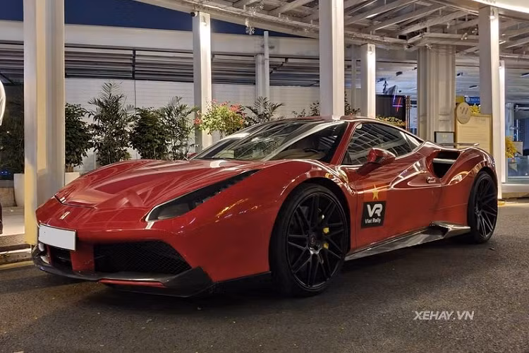 Về ngoại thất, 488 GTB gây ấn tượng với cụm đèn pha LED với dải đèn LED trước kéo dài và sắc sảo, cùng cản trước 3 khoang riêng biệt có thiết kế theo hình hộp vuông vức tương tự siêu phẩm triệu đô Ferrari LaFerrari.