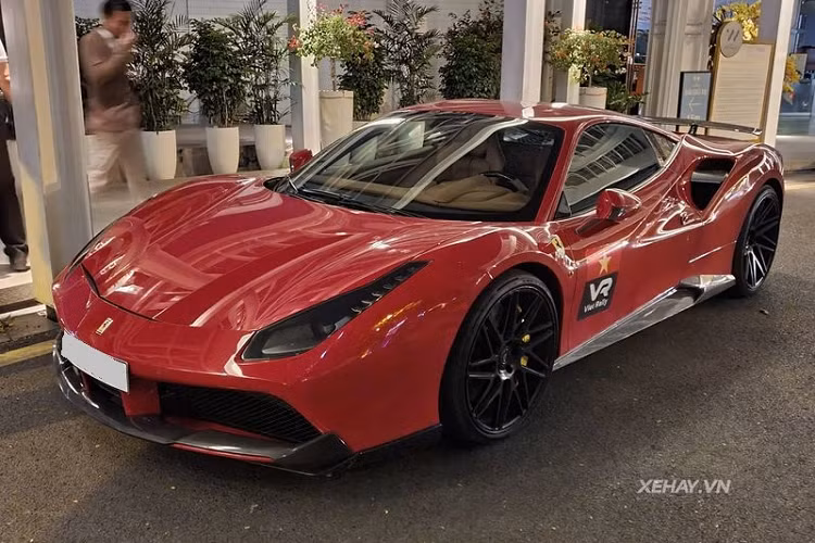 Đây chính là chiếc Ferrari 488 GTB độ Novitec Rosso đã tham gia sự kiện siêu xe VietRally vừa diễn ra cách đây không lâu. Trước đó, siêu xe Ý cũng rất ít xuất hiện trên đường phố.