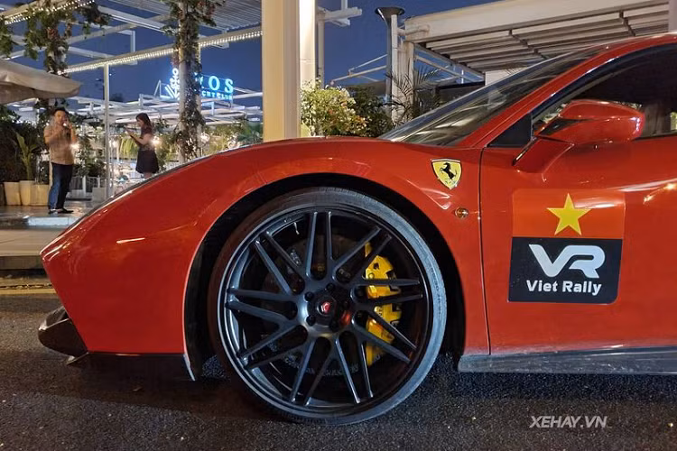 Vì vậy, chiếc 488 GTB này nhanh nhẹn và mạnh mẽ hơn một chút so với xe nguyên bản (công suất 661 mã lực, mô-men xoắn 760 Nm, tăng tốc 0 - 100 km/h trong 3 giây, vận tốc tối đa 330 km/h). Tuy nhiên, xe vẫn được trang bị động cơ tăng áp kép V8 3.9L và đi kèm với hộp số ly hợp kép 7 cấp.