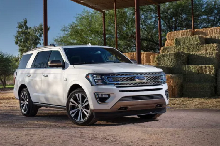  4. Ford Expedition Expedition hiện là mẫu SUV lớn nhất của Ford hiện nay.Và mẫu xe nàyđã chứng minh rằng nó không chỉ to lớn mà còn vô cùng bền bỉ. Cứ khoảng 100 xe bán ra trên các website thì lại có 5 chiếc có odo trên 300.000 km (200.000 dặm).