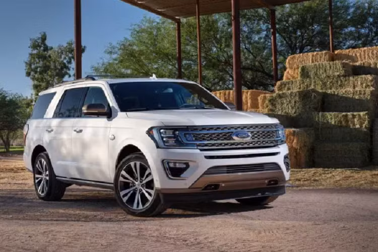  4. Ford Expedition Expedition hiện là mẫu SUV lớn nhất của Ford hiện nay.Và mẫu xe nàyđã chứng minh rằng nó không chỉ to lớn mà còn vô cùng bền bỉ. Cứ khoảng 100 xe bán ra trên các website thì lại có 5 chiếc có odo trên 300.000 km (200.000 dặm).