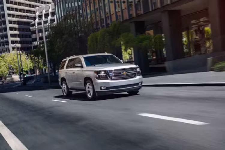  7. Chevrolet Tahoe Chevrolet Tahoe là mẫu xe kém sang hơn một chút so với dòng xe "anh em" GMC Yukon. Tuy nhiên, nhờ vậy mà xe cũng bền bỉ và được sử dụng lâu dài hơn.