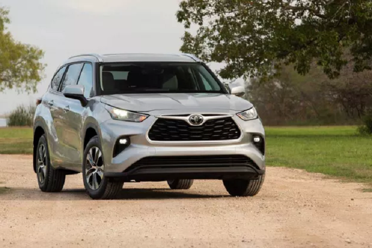  8. Toyota Highlander Hybrid Người Mỹ thật sự tin dùng các dòng xe gầm cao của Toyota, và Highlander Hybrid là một ví dụ. Người ta nhận thấy có khoảng 3,8% xe Highlander trên các website bán xe vượt mức odo 200.000 dặm