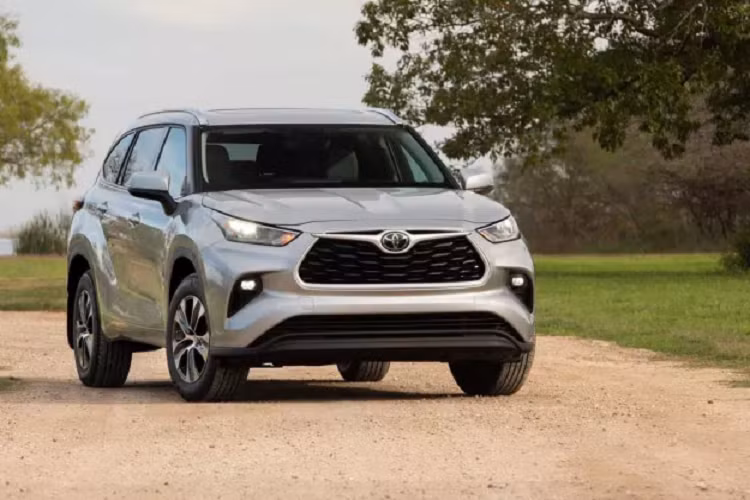  8. Toyota Highlander Hybrid Người Mỹ thật sự tin dùng các dòng xe gầm cao của Toyota, và Highlander Hybrid là một ví dụ. Người ta nhận thấy có khoảng 3,8% xe Highlander trên các website bán xe vượt mức odo 200.000 dặm