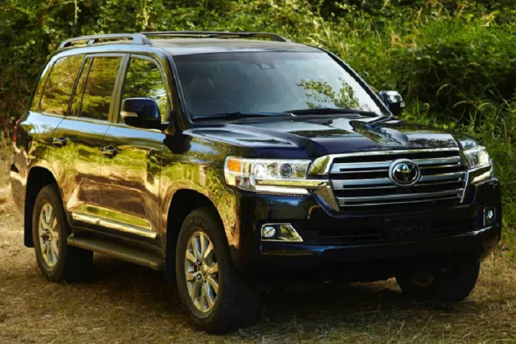  1. Toyota Land Cruiser Toyota Land Cruiser vẫn luôn là một biểu tượng về độ bền bỉ. Dù có mức giá khá cao nhưng khi xét theo khoảng thời gian sử dụng và số km đi được, Land Cruiser có thể xem là một khoảng đầu tư thông minh.