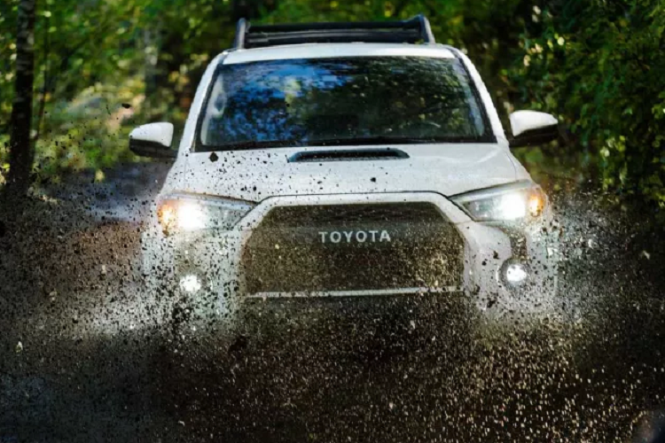  5. Toyota 4Runner Không chỉ ở bảng xếp hạng này, Toyota 4Runner đã từng dẫn đầu nhiều bảng xếp hạng uy tín khác về độ bền bỉ của xe. Một thiết kế cơ bản, một khung gầm SUV đúng chuẩn và một động cơ V6 có thể giúp cho người dùng an tâm sử dụng đến hơn 200.000 dặm mà không cần lo lắng.