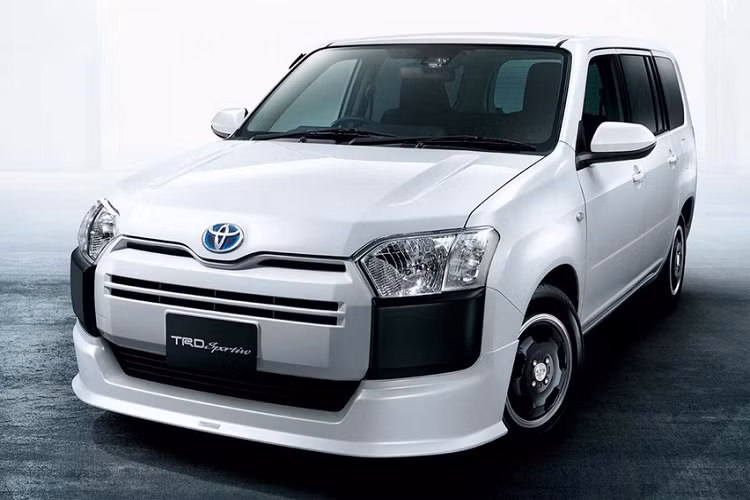 Bên ngoài, Toyota Probox 2022 sở hữu thiết kế vuông vức đặc trung của dòng xe van thương mại. Trên đầu xe, Toyota Probox 2022 được trang bị lưới tản nhiệt gợi liên tưởng đến Venza đời cũ. Ở hai bên lưới tản nhiệt là cụm đèn pha Halogen khá to. Đặc biệt, Toyota Probox 2022 còn chỉ dùng vành la-zăng bằng thép, sơn màu bạc với đường kính 14 inch, nằm trong lốp 155/80R.