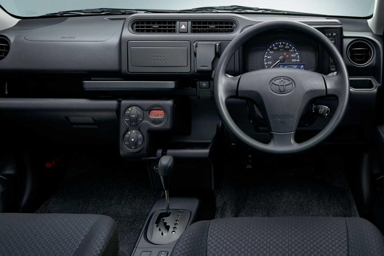 Ở phiên bản 2022, mẫu xe van này được bổ sung bản GX mới với cửa sổ trước chỉnh điện, gương gập chỉnh điện, ổ điện AC100V/100W, kính màu tối và kính chắn tia UV. Những người muốn xe phong cách hơn có thể chọn phiên bản TRD với cánh lướt gió trước, vỏ đèn trong hơn và vành 14 inch có thiết kế riêng. Bên trong Toyota Probox 2022 cũng là không gian nội thất đơn giản, thậm chí bị đánh giá là giống xe của thập niên '80.