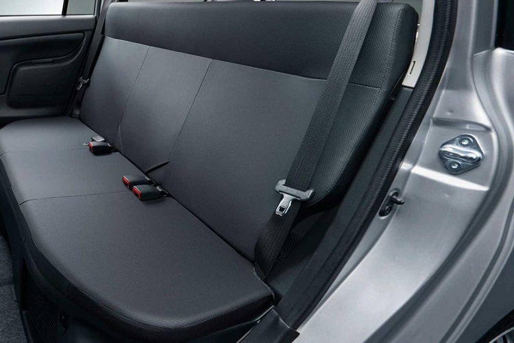 Tuy là xe giá rẻ nhưng Toyota Probox 2022 vẫn có hệ thống an toàn chủ động Toyota Safety Sense, bao gồm tính năng tránh va chạm sớm tích hợp phát hiện người đi bộ vào ban ngày, cảnh báo chệch làn đường, đèn pha tự động và cảnh báo khi phương tiện phía trước di chuyển. Tại thị trường Nhật Bản, giá xe Toyota Probox 2022 hiện dao động từ 1,491 - 2,014 triệu Yên (khoảng 301 - 407 triệu đồng).