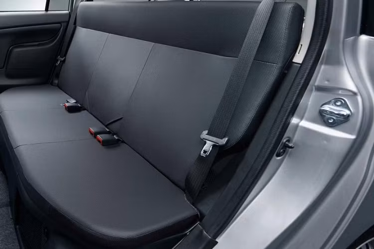 Tuy là xe giá rẻ nhưng Toyota Probox 2022 vẫn có hệ thống an toàn chủ động Toyota Safety Sense, bao gồm tính năng tránh va chạm sớm tích hợp phát hiện người đi bộ vào ban ngày, cảnh báo chệch làn đường, đèn pha tự động và cảnh báo khi phương tiện phía trước di chuyển. Tại thị trường Nhật Bản, giá xe Toyota Probox 2022 hiện dao động từ 1,491 - 2,014 triệu Yên (khoảng 301 - 407 triệu đồng).