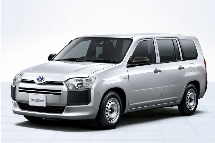 Mục tiêu của Toyota Probox 2022 mới chính là thị trường xe van thương mại hạng nhẹ. Do đó, không có gì thực sự hấp dẫn ở mẫu xe này. So với phiên bản cũ, Toyota Probox 2022 không thay đổi nhiều về thiết kế nội - ngoại thất. Xe vẫn sở hữu chiều dài 4.245 mm, chiều rộng 1.695 mm, chiều cao 1.530 mm và chiều dài cơ sở 2.550 mm.