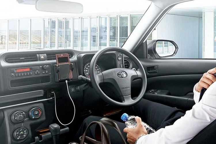 Xe được trang bị đồng hồ công-tơ-mét cỡ lớn, đi kèm màn hình kỹ thuật số nhỏ bên dưới. Nằm bên cạnh vô lăng là giá đỡ điện thoại khá tiện. Tất nhiên, mẫu xe van thương mại hạng nhẹ này không hề có hệ thống thông tin giải trí. Ngay cả đầu âm thanh cũng không được trang bị tiêu chuẩn cho xe. Điều này trên thực tế khá phổ biến với những mẫu xe giá rẻ tại Nhật Bản.