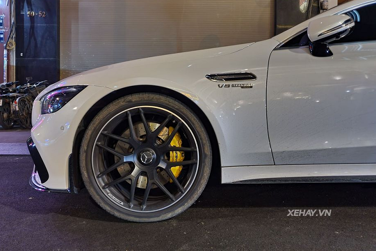 Là một trong những mẫu Coupe 4 cửa mạnh nhất thế giới, thật không ngoa khi nói Mercedes-AMG GT 63S là một con "Mãnh thú" trên đường phố. Với trang bị động cơ V8 4.0l tăng áp kép, GT 63 S cho ra công suất tới 630 mã lực và 907 Nm mô-men xoắn. Thậm chí khi so sánh với các mẫu siêu xe đình đám như Lamborghini Huracan LP610-4 và Ferrari 458 Italia, Mercedes-AMG GT 63 S còn vượt trội hơn về sức mạnh.