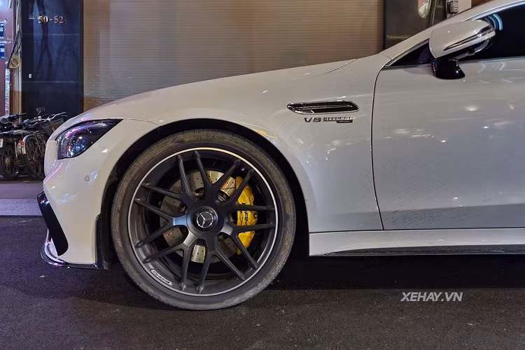 Là một trong những mẫu Coupe 4 cửa mạnh nhất thế giới, thật không ngoa khi nói Mercedes-AMG GT 63S là một con "Mãnh thú" trên đường phố. Với trang bị động cơ V8 4.0l tăng áp kép, GT 63 S cho ra công suất tới 630 mã lực và 907 Nm mô-men xoắn. Thậm chí khi so sánh với các mẫu siêu xe đình đám như Lamborghini Huracan LP610-4 và Ferrari 458 Italia, Mercedes-AMG GT 63 S còn vượt trội hơn về sức mạnh.