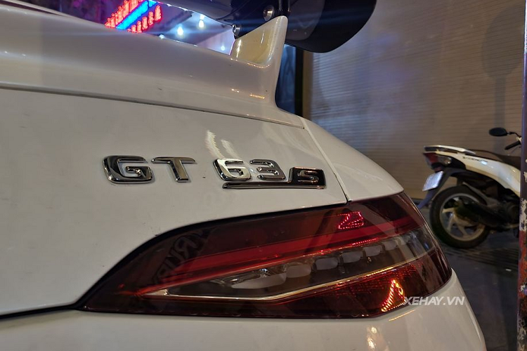 Theo nhà sản xuất công bố, Mercedes-AMG GT 63S chỉ mất khoảng thời gian 3,2 giây để tăng tốc từ 0 - 100 km/h. Hiện tại, Mercedes-Benz mới chỉ phân phối mẫu GT 53. Giá xe Mercedes-AMG GT 63S này bán ra chính hãng tại Đức từ 184.400 USD (khoảng 4,25 tỷ đồng). Sau khi đóng đủ thuế để lăn bánh với biển trắng tại Việt Nam được dự đoán sẽ có giá ngang ngửa hoặc hơn cả siêu xe GT R.