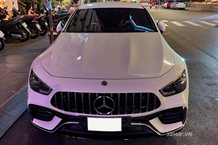 So với mẫu xe thể thao Mercedes-AMG GT 53 khá phổ biến, mẫu GT 63S gần như không có nhiều sự khác biệt về ngoại hình. Một số chi tiết thay đổi về thiết kế của mẫu xe này có thể kể tới như hốc hút gió phía trước lớn hơn, mâm xe 7 chấu dạng chữ Y kích cỡ 21 inch cùng cùm phanh AMG hiệu suất cao, hệ thống ống xả kép cho mỗi bên vuông vắn cùng các nan khuếch tán gió cỡ lớn.
