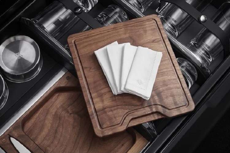 Tất nhiên, Rolls-Royce Cullinan vẫn sẽ có tùy chọn Viewing Suite như đã giới thiệu từ những ngày đầu ra mắt, tùy chọn này bao gồm 2 ghế ngồi quay mặt về phía sau và một bàn cocktail nhỏ ở giữa.